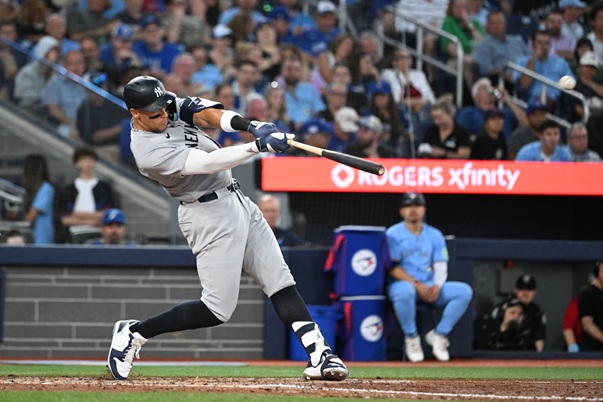 Middle game of Phillies-Yankees interleague series predicted to be a pitching duel, with Phillies favored to outperform Yankees