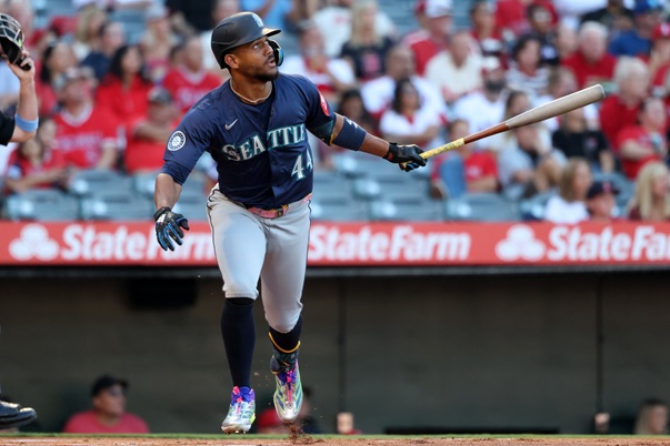 Seattle Mariners Poised for Victory in Middle Game of Series Against Chicago White Sox