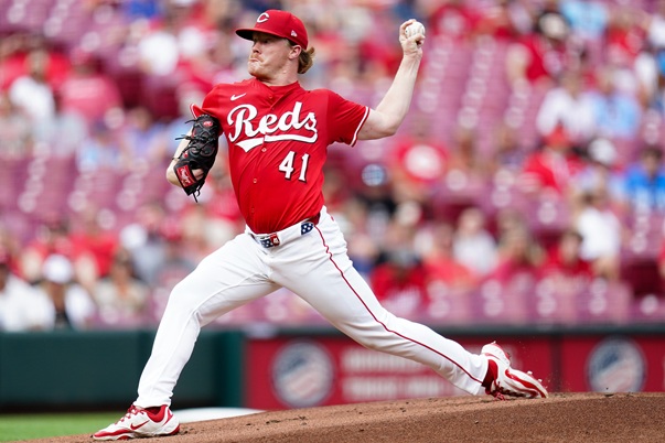 Brewers Look to Extend Win Streak to 15 Games Against Reds in Sunday Finale